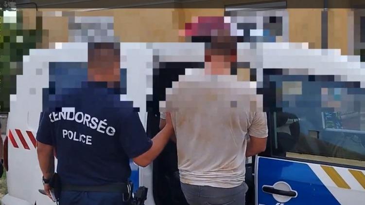 Felfedezték és elfogták azt a 25 éves férfit, aki gyermekpornográf képeket töltött fel egy társkereső oldalra. A hatóságok gyorsan reagáltak, és a nyomozás során összegyűjtött bizonyítékok alapján sikerült leleplezni a férfi tevékenységét. A történet rész