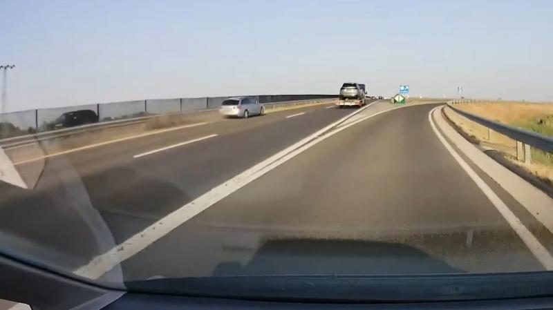 Súlyos közlekedési baleset történt az M43-as autópályán: egy Audi először a szalagkorlátnak ütközött, majd egy autószállítóra csapódott. A baleset részleteit és a helyszínen készült felvételt videón is megtekinthetjük.