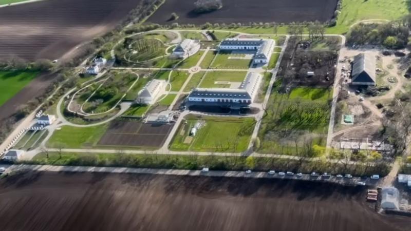 Emelőkosaras járművel vágják át a vaskerítést | 24.hu