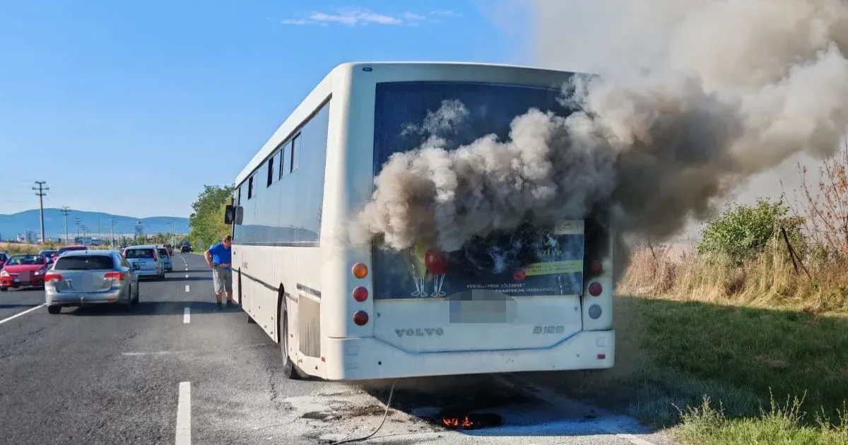 A buszból sűrű füst áramlott, miközben egy lovasrendőr sietett a helyszínre, hogy segítsen a bajba jutottakon.