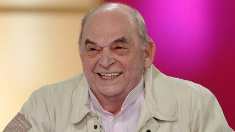 Bodrogi Gyula, a magyar színjátszás ikonikus alakja, újra a színpadra lép a súlyos sérülése után. A legendás művész életét szeretetteljes családja tartja mozgásban, akik folyamatosan támogatják őt ebben a nehéz időszakban.