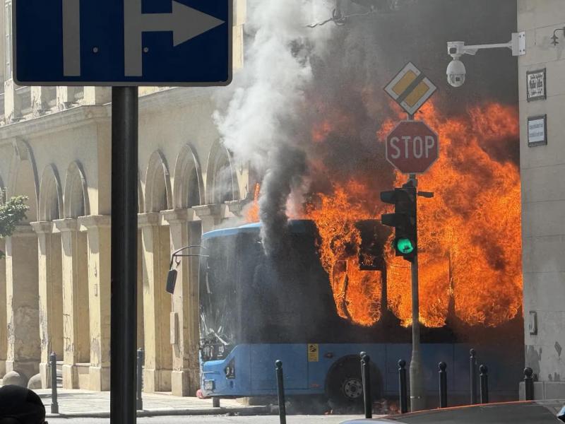 KÉPEK, VIDEÓK: Budapest központjában hatalmas lángok csaptak fel, amikor egy BKV busz lángra kapott, és a tűz egy közeli épületre is átterjedt - Helló Magyar.