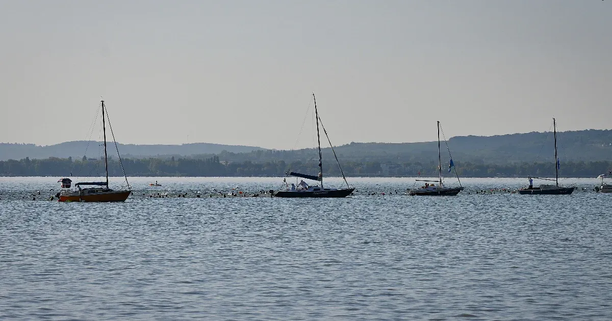 A Balaton már nem az a zöldes, zavaros víz, ami régen volt. Mostanában a tó vize tisztább és vonzóbb, mint valaha!