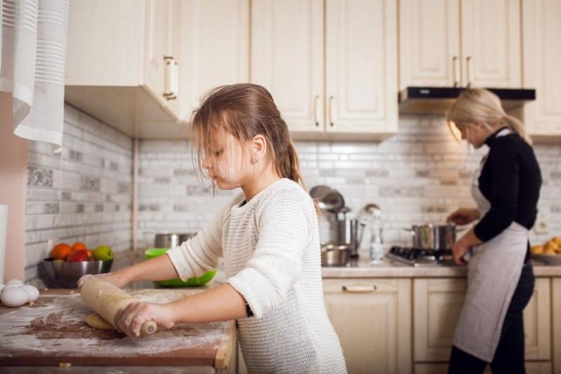 Kínzás vagy inkább fejlődés? Mi történik, amikor gyermekeinket bevonjuk a házimunkákba?