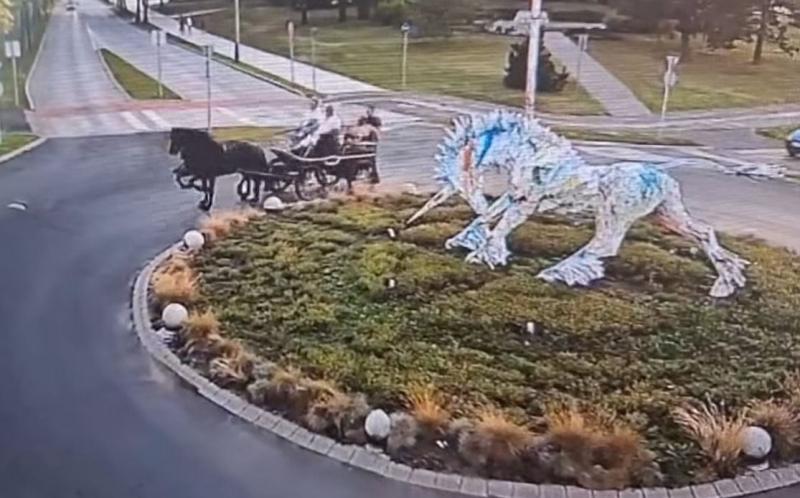 Lovaskocsival száguldozott Kazincbarcikán, és az eset következtében öt hónapra eltiltották a hajtót – a történtekről videó is készült.