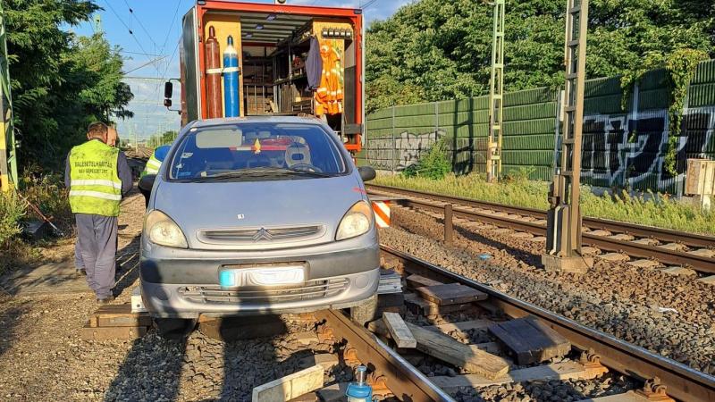 Valaki annyira beleszeretett a Citroenjébe, hogy szinte mozdonynak tekintette, végül azonban magára hagyta a nagytétényi síneken, mintha csak egy elhagyott jármű lenne.