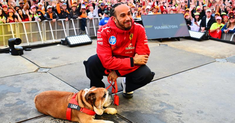 Szívszorító bejelentést tett Lewis Hamilton: elveszítette legközelebbi barátját.