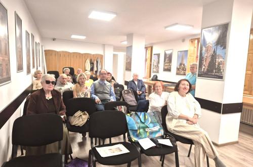 Különleges esemény vár ránk a Tóth Árpád Irodalmi Kör keretein belül: elérkezett az évadnyitó ünnepség! Ezen a varázslatos estén a szavak és gondolatok találkozásának szentelhetjük figyelmünket, ahol a költészet és próza szerelmesei egyesülnek, hogy közös
