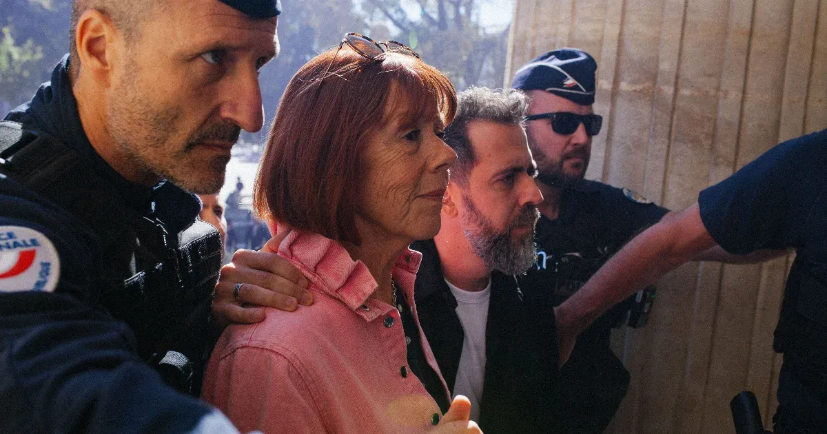 Gisèle Pelicot a bírósági teremben áll, ahol szembesül azzal az emberrel, aki megváltoztatta az életét. Az érzelmek feszültsége hatalmas, ahogy a múlt árnyai újra megelevenednek, és a bátorsága próbára tétetik. Az igazság pillanata elérkezett, és Gisèle s