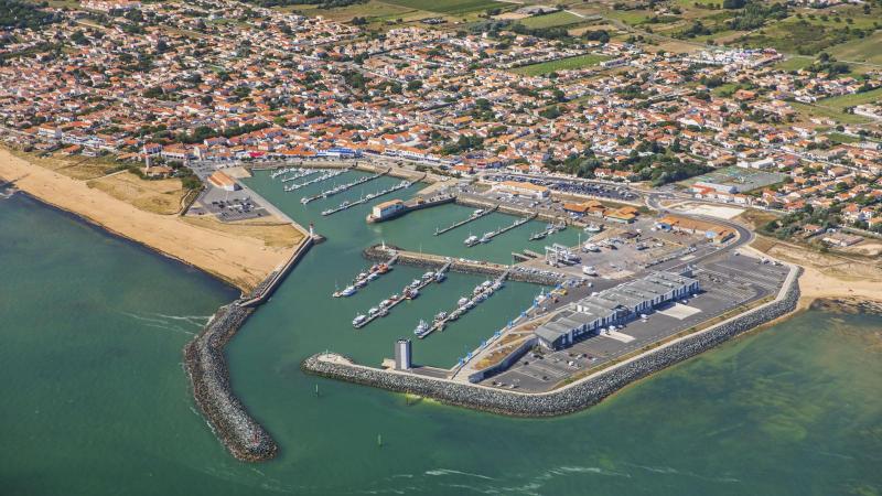 Több ember súlyos sérüléseket szenvedett el, amikor egy gépjármű váratlanul a járókelők közé hajtott Franciaország területén.