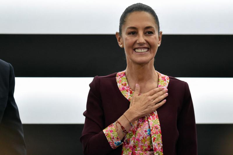 Egy részeg férfi bántalmazta a mexikói elnöknőt az utcán.