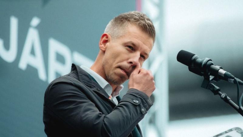 A router kétségbeesetten, szinte zokogva kérte az újraindítást, ahogy Rétvári Bence beszélt a tisztségjelöltek kiválasztásáról.