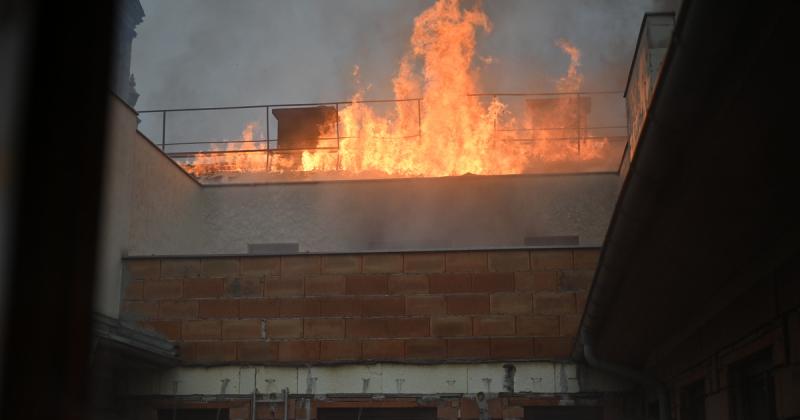 A Bazilika közelében egy lakóház lángra kapott, és a tűz gyorsan terjedt, füstfelhőket kavarva az ég felé. Az épület falai remegtek a hirtelen támadt lángoktól, miközben a környék lakói pánikba estek. A tűzoltók azonnal a helyszínre siettek, hogy megfékez
