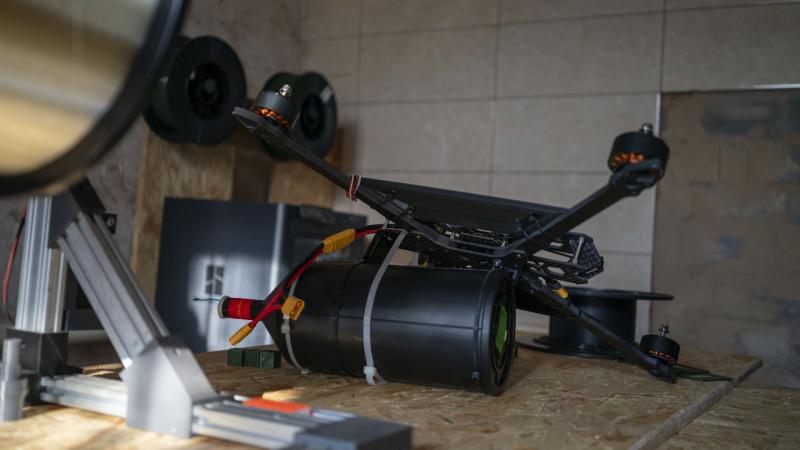 Annyira sikeresen bizonyított az ukrajnai harcmezőkön, hogy a legnagyobb amerikai hatóság is komolyan fontolóra vette a használatát.