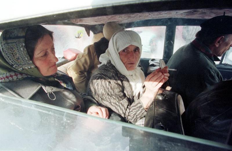 Ha a férjedet megölték, tanuld meg a traktor vezetését, és légy önálló - riport a koszovói albán nők életéről.